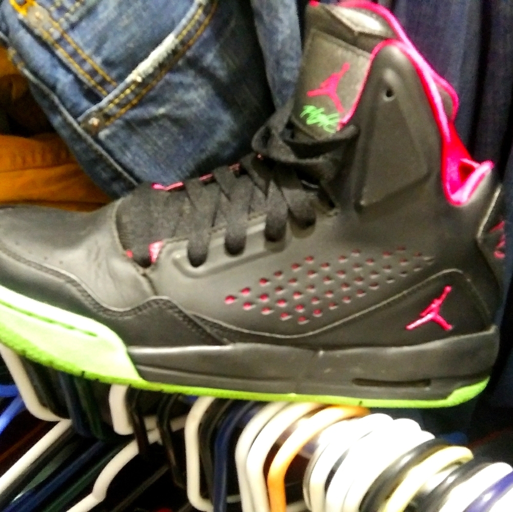 Size 7y Girls Jordan 1 Flight 2 black/green/pink.